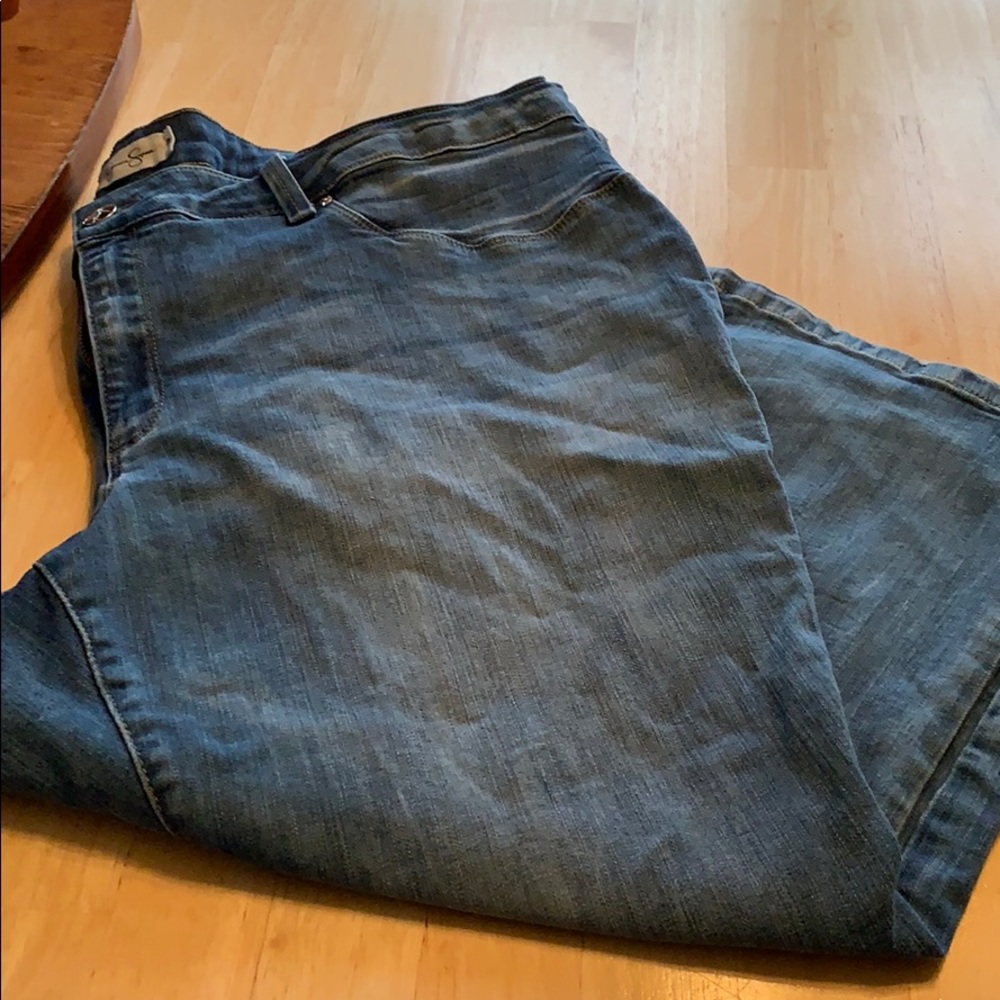 Clearance/Final price Capri jeans.